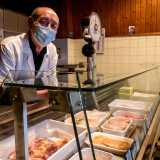 Ad aspettarci sotto una luce fioca c'� il titolare, posizionato dietro un banco frigo che accoglie qualche pezzo di pollo